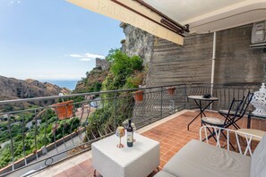 Outdoor dining - 'Sambuco Junior Suite' Room with Private Balcony, Sea View, Wi-Fi and Air Conditioning (Savoca)