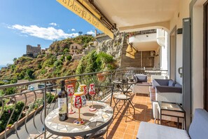 Outdoor dining - 'Sambuco Junior Suite' Room with Private Balcony, Sea View, Wi-Fi and Air Conditioning (Savoca)