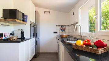 Een koelkast, een microgolfoven, een oven, een kookplaat