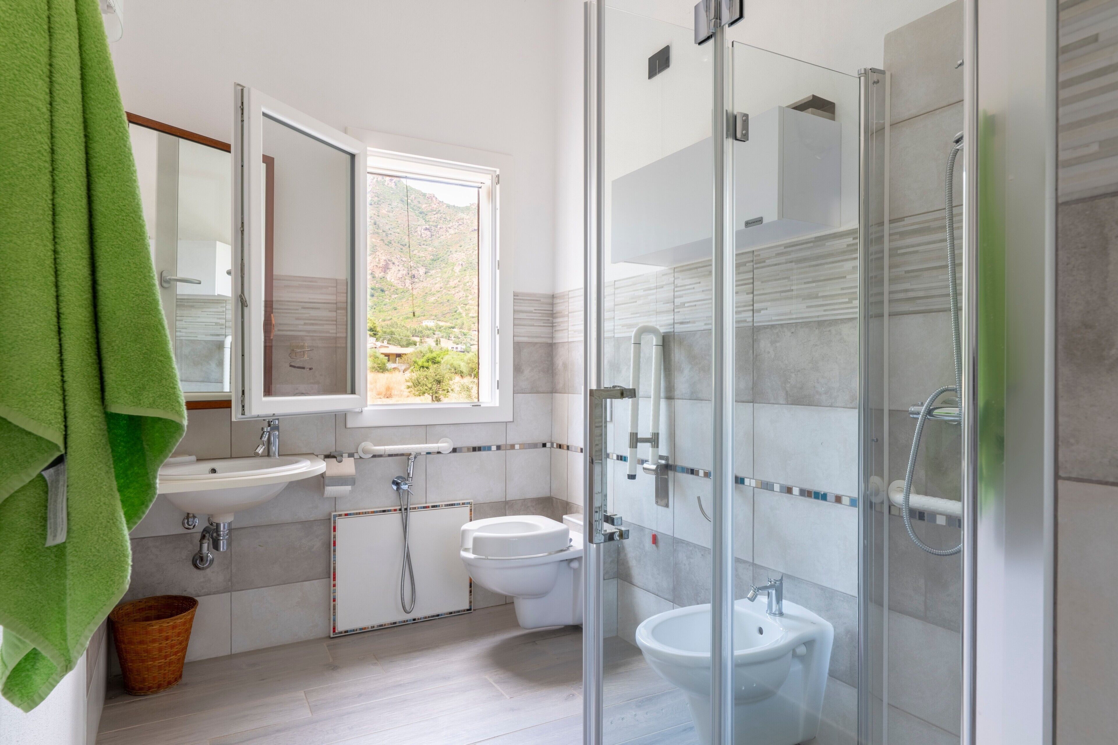 Een douche, een haardroger, handdoeken