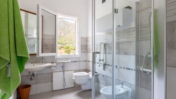 Een douche, een haardroger, handdoeken