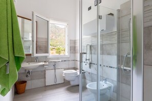 Douche, sèche-cheveux, serviettes fournies