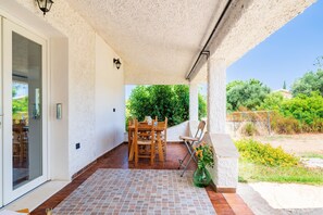 Outdoor dining - Holiday Home 'Dammar' with Mountain View, Wi-Fi and Air Conditioning (Tertenìa)