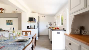 Frigorifero, microonde, forno, piano cottura