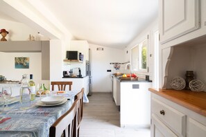 Een koelkast, een magnetron, een oven, een kookplaat