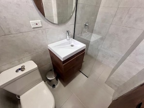 Sèche-cheveux, serviettes fournies, papier toilette