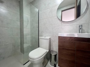Sèche-cheveux, serviettes fournies, papier toilette