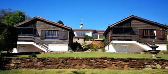 Holiday Home 'Mino Lodge' with Mountain View, Shared Pool and Wi-Fi