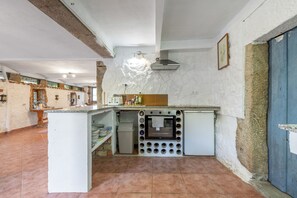 Private kitchen - Holiday Home 'Mino Lodge' with Mountain View, Shared Pool and Wi-Fi (As Eiras)