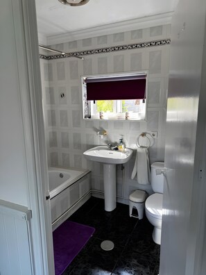 Suihku, hiustenkuivaaja, pyyhkeet