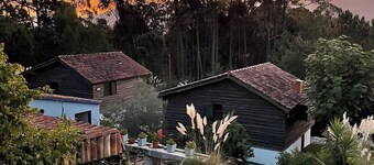 Holiday Home 'Cottage' with Mountain View, Shared Pool and Wi-Fi