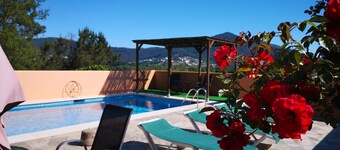 Holiday Home 'Cottage' with Mountain View, Shared Pool and Wi-Fi