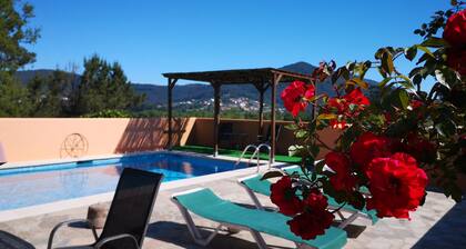 Holiday Home 'Cottage' with Mountain View, Shared Pool and Wi-Fi