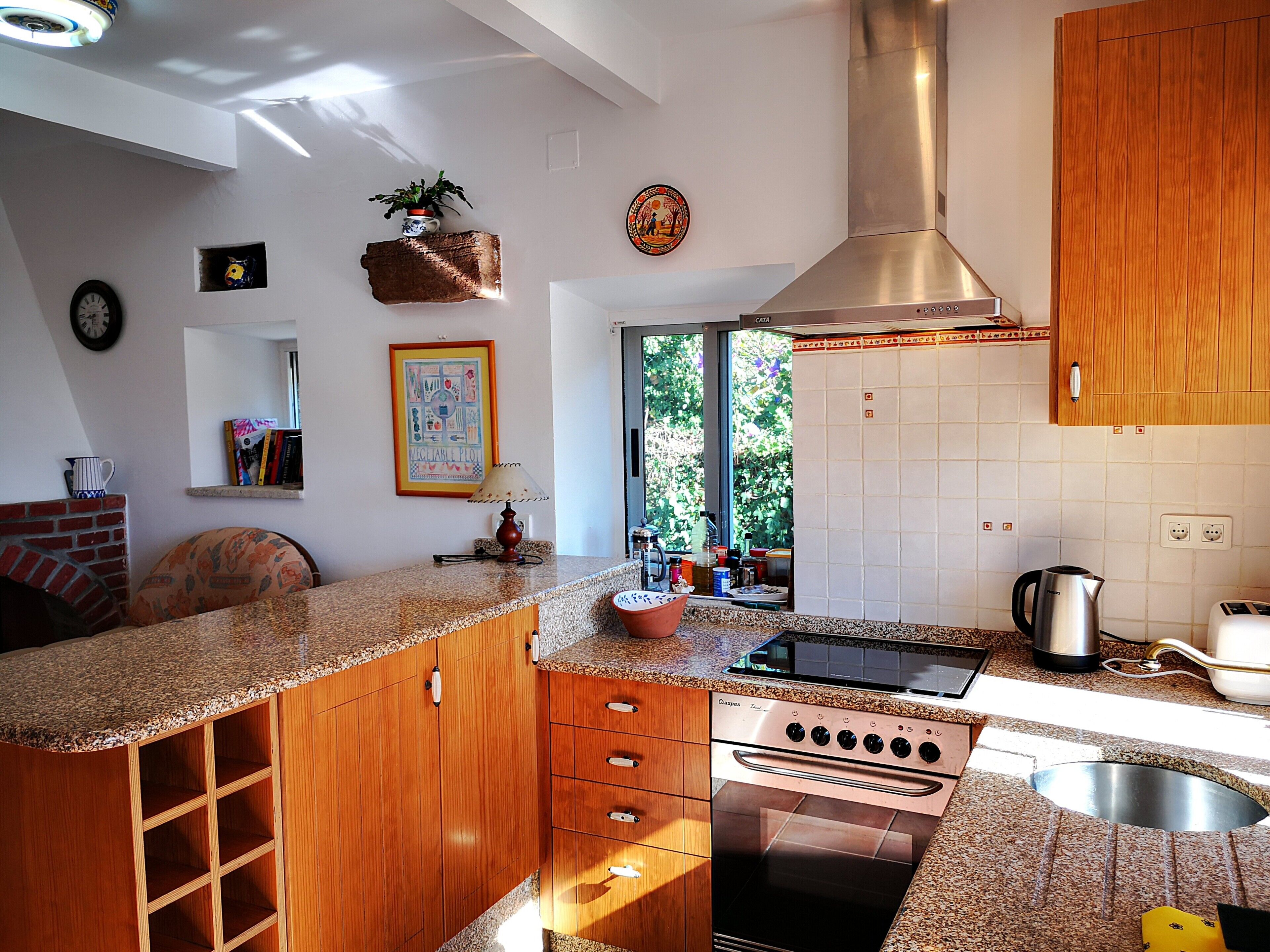 Fridge, oven, stovetop, coffee/tea maker