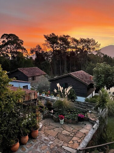 Maison de vacances 'Rosal Lodge' avec vue sur les montagnes, piscine partagée et Wi-Fi