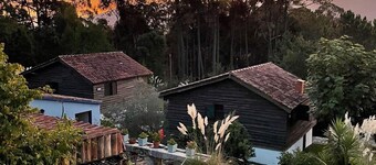 Maison de vacances 'Rosal Lodge' avec vue sur les montagnes, piscine partagée et Wi-Fi