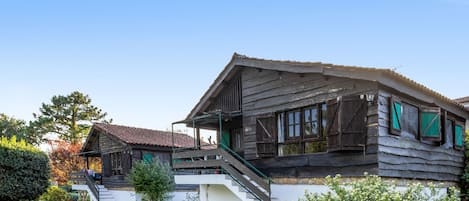 Ein traditionelles Holzhaus mit einer Veranda und einer Treppe zum Eingang.