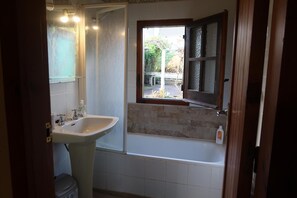 Shower, hair dryer, towels - Rural Complex 'Shakti Rio Mino' with Lake Views, Private Pool and Wi-Fi (Eiras)