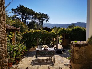 Outdoor dining - Rural Complex 'Shakti Rio Mino' with Lake Views, Private Pool and Wi-Fi (Eiras)