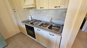 Fridge, oven, stovetop, coffee/tea maker