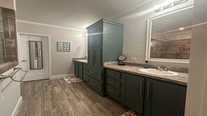 Shower, hair dryer, towels, soap - Salt & Sand Hideaway – Bright, Spacious Stay Just 2 Blocks from Mexico Beach (Mexico Beach)