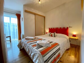 5 bedrooms, iron/ironing board, free WiFi, bed sheets