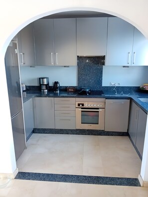 Refrigerador, horno, placa de cocina, lavavajillas