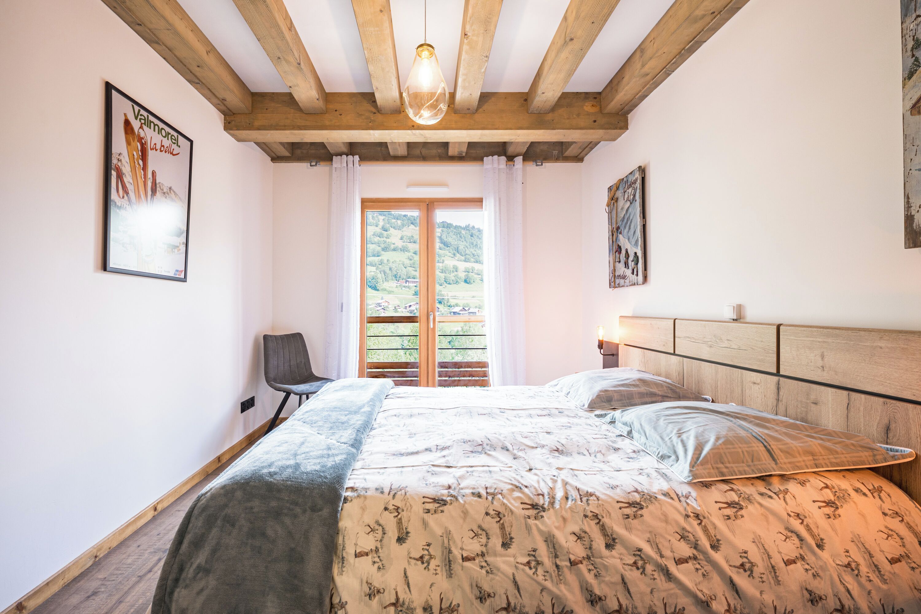 3 slaapkamers, een strijkplank/strijkijzer, gratis wifi, beddengoed