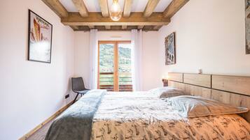 3 slaapkamers, een strijkplank/strijkijzer, gratis wifi, beddengoed