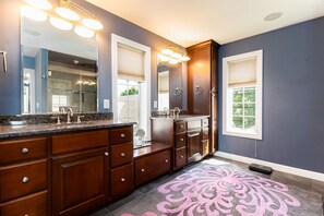 Shower, towels - The Irish Grand | 4BR Home | 0.5 Mi to Campus | Sleeps 20 (South Bend)