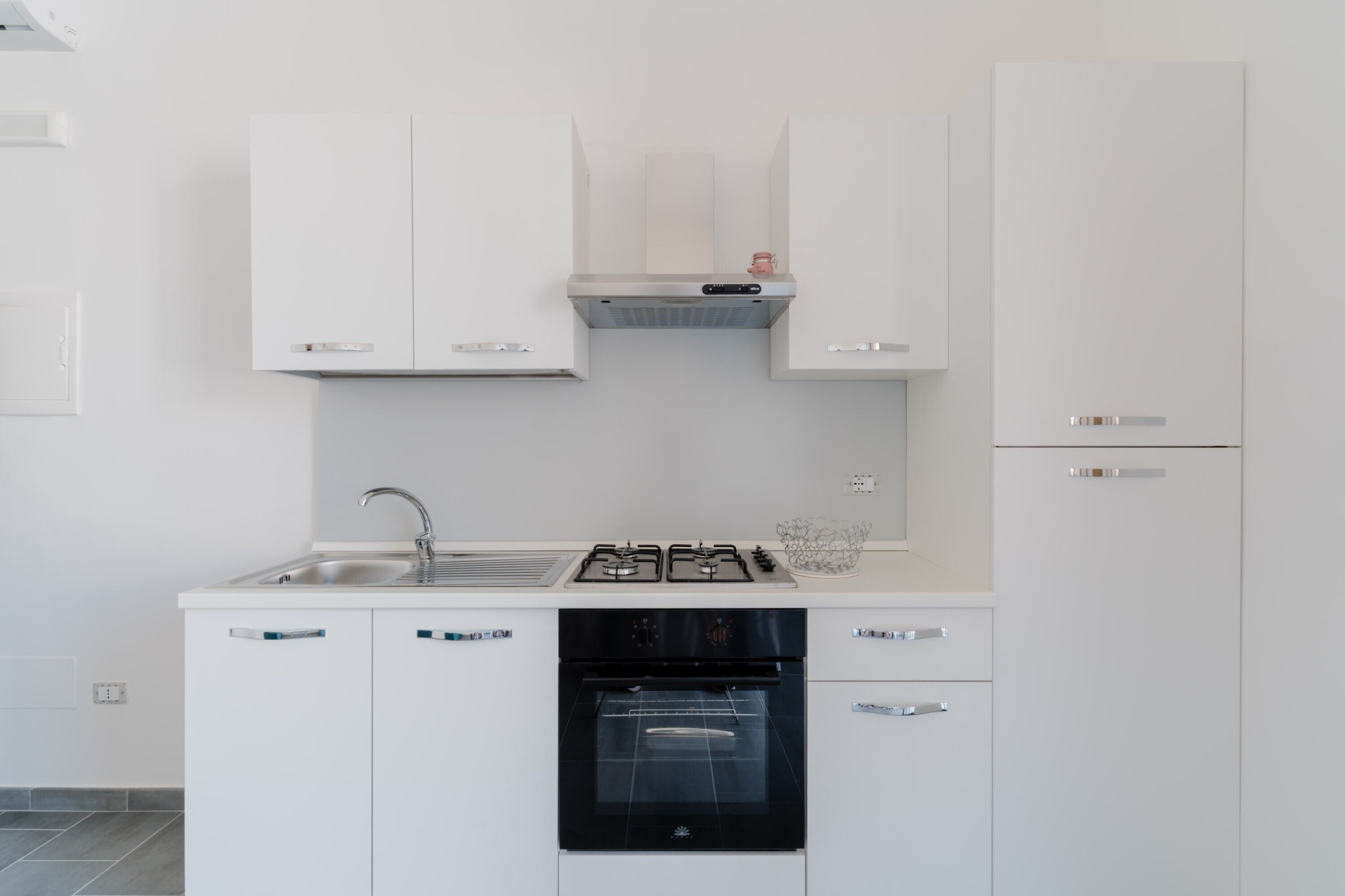 Fridge, oven, stovetop, coffee/tea maker