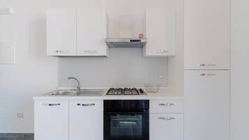 Frigorifero, forno, piano cottura, macchina per tè/caffè