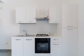 Réfrigérateur, four, plaque de cuisson, cafetière/bouilloire