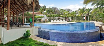 Stylish Flamingo Condo with Ocean Views, Renovated Kitchen & Walkable Beach Access