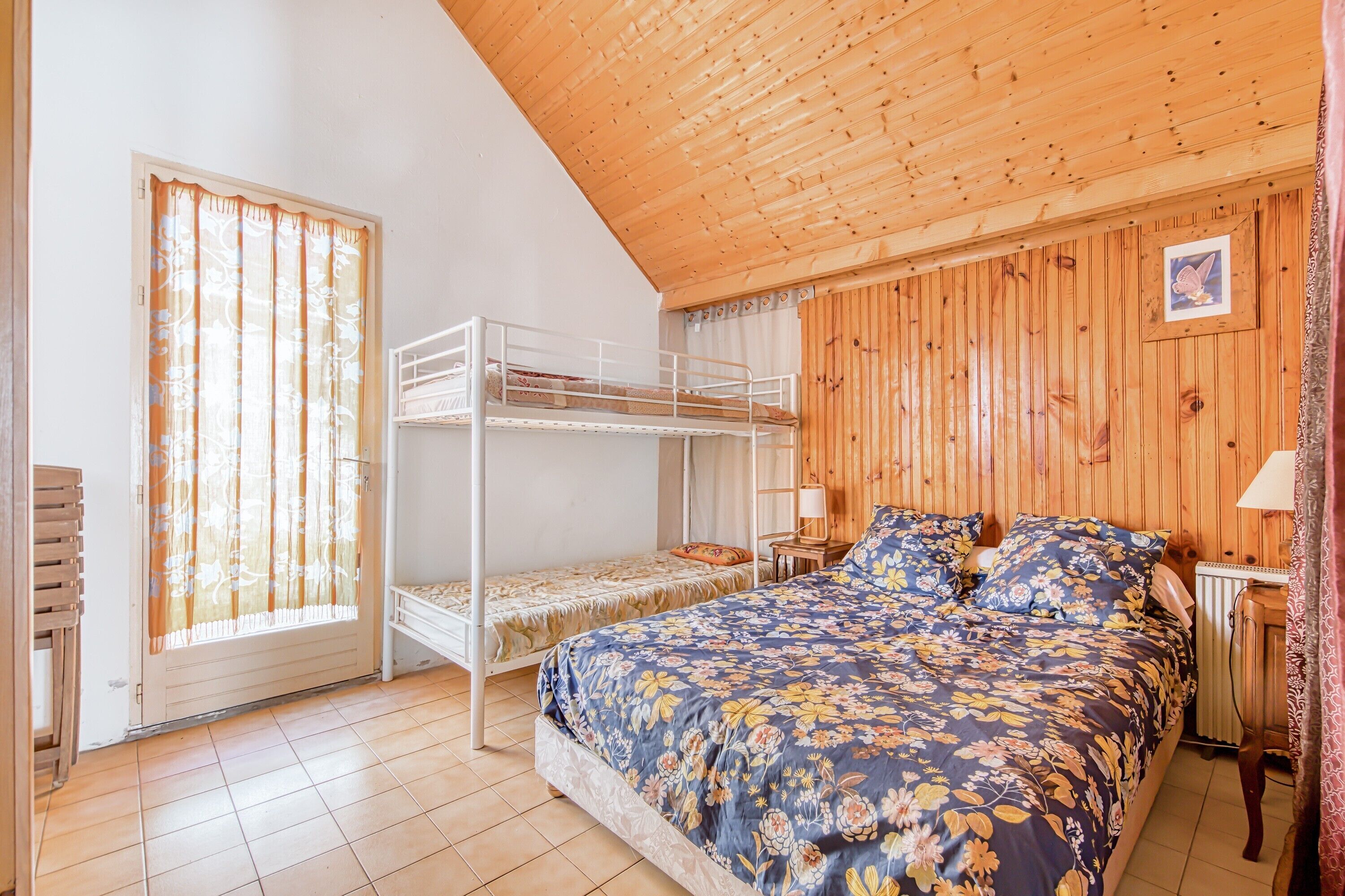 1 habitación y tabla de planchar con plancha 