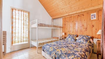 1 habitación y tabla de planchar con plancha