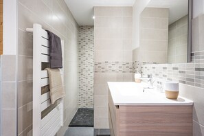 Shower, hair dryer, towels