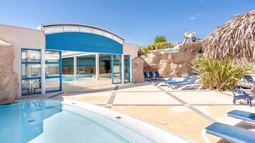 Alberca techada y alberca climatizada