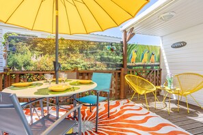 Outdoor dining - 4-Star Camping Le Bois Tordu: Mobile Home 300m from La Pège Beach (Saint-Hilaire-de-Riez)