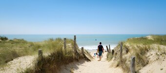 4-Star Camping Le Bois Tordu: Mobile Home 300 Meters from La Pège BEACH