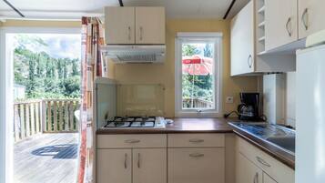 Geladeira, micro-ondas, cooktop, cafeteira/chaleira