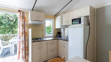 Réfrigérateur, micro-ondes, plaque de cuisson, cafetiÚre/bouilloire