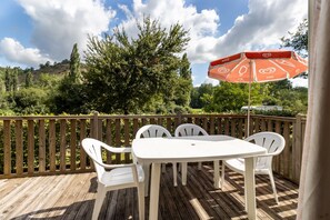 Outdoor dining - Mobile Home 'Le Chataignier' with Shared Pool, Private Terrace and Private Garden (Saint-Pompon)