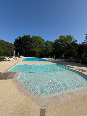 Pool - Mobile Home 'Le Chataignier' with Shared Pool, Private Terrace and Private Garden (Saint-Pompon)