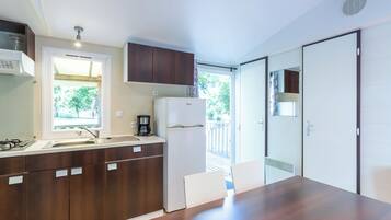 Refrigerador, microondas, placa de cocina, cafetera/tetera