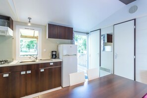 Fridge, microwave, stovetop, coffee/tea maker - Mobile Home 'Le Cocon' with Shared Pool, Private Terrace and Wi-Fi (Saint-Pompon)