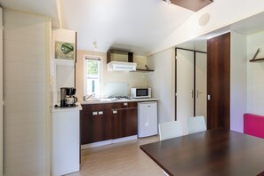 Refrigerador, microondas, parrilla de estufa y cafetera y tetera