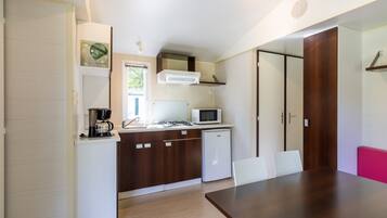 Réfrigérateur, micro-ondes, plaque de cuisson, cafetiÚre/bouilloire