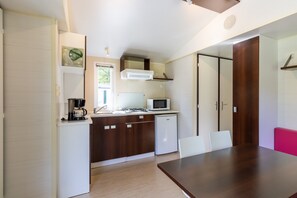 Refrigerador, microondas, placa de cocina, cafetera/tetera