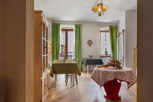 Un espace repas comprenant une table, des chaises et une statue d’animal décorative.